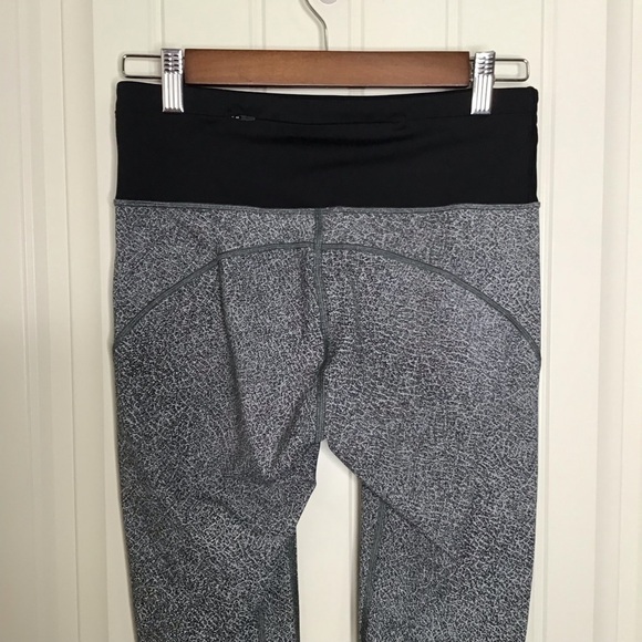 LULULEMON Run the Day 7/8 Tight (25”) in Fractal Dark Starlight Black. - Picture 6 of 9